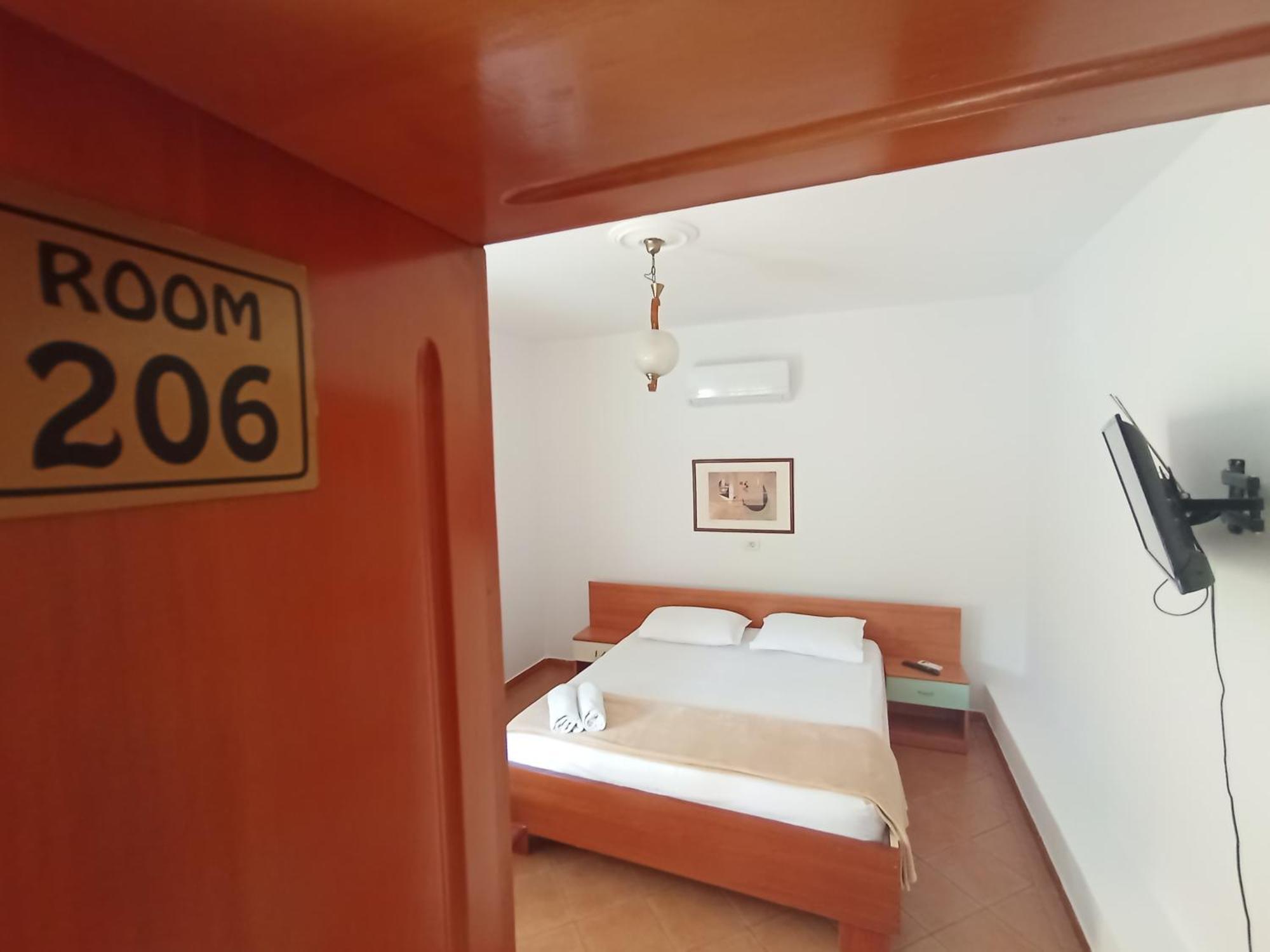 Vila 57 Hotel Тирана Экстерьер фото